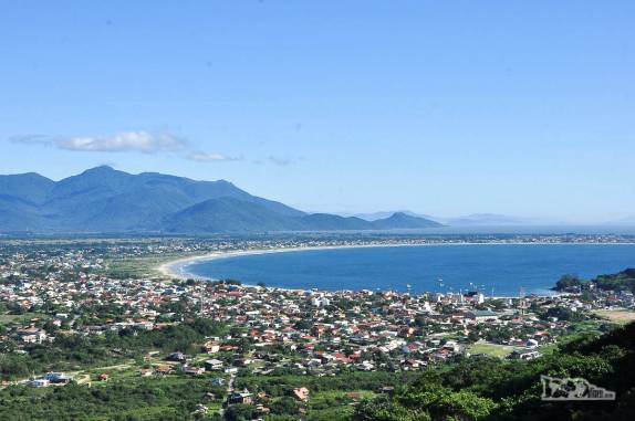 Praia da Pinheira vista do alto do morro da Guarda, na Guarda do Embaú, litoral sul de Santa Catarina